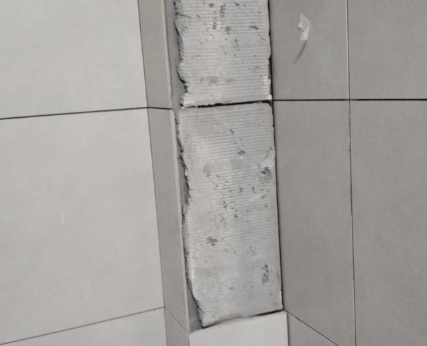 西乡瓷砖空鼓维修公司分享下瓷砖施工前基层浇水润湿程度不足，可能导致以下问题