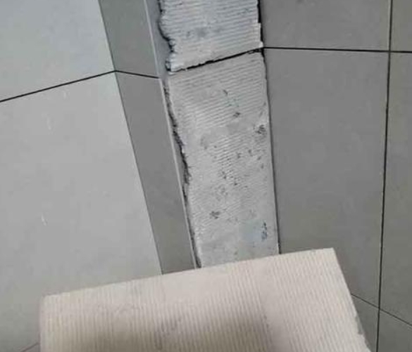 西乡瓷砖空鼓维修公司分享下厨房瓷砖脱落的补救措施。